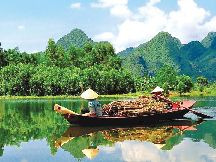 Tỏa Sáng Trên Mạng Xã Hội: Chuyên Gia Trang Điểm & Hotspot Matrix